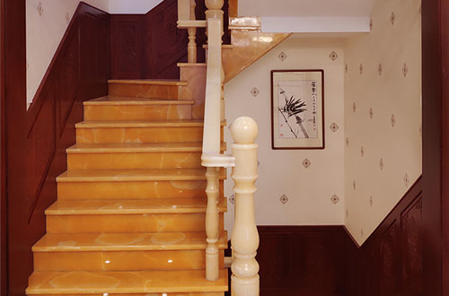 郑州中式别墅室内汉白玉石楼梯的定制安装装饰效果